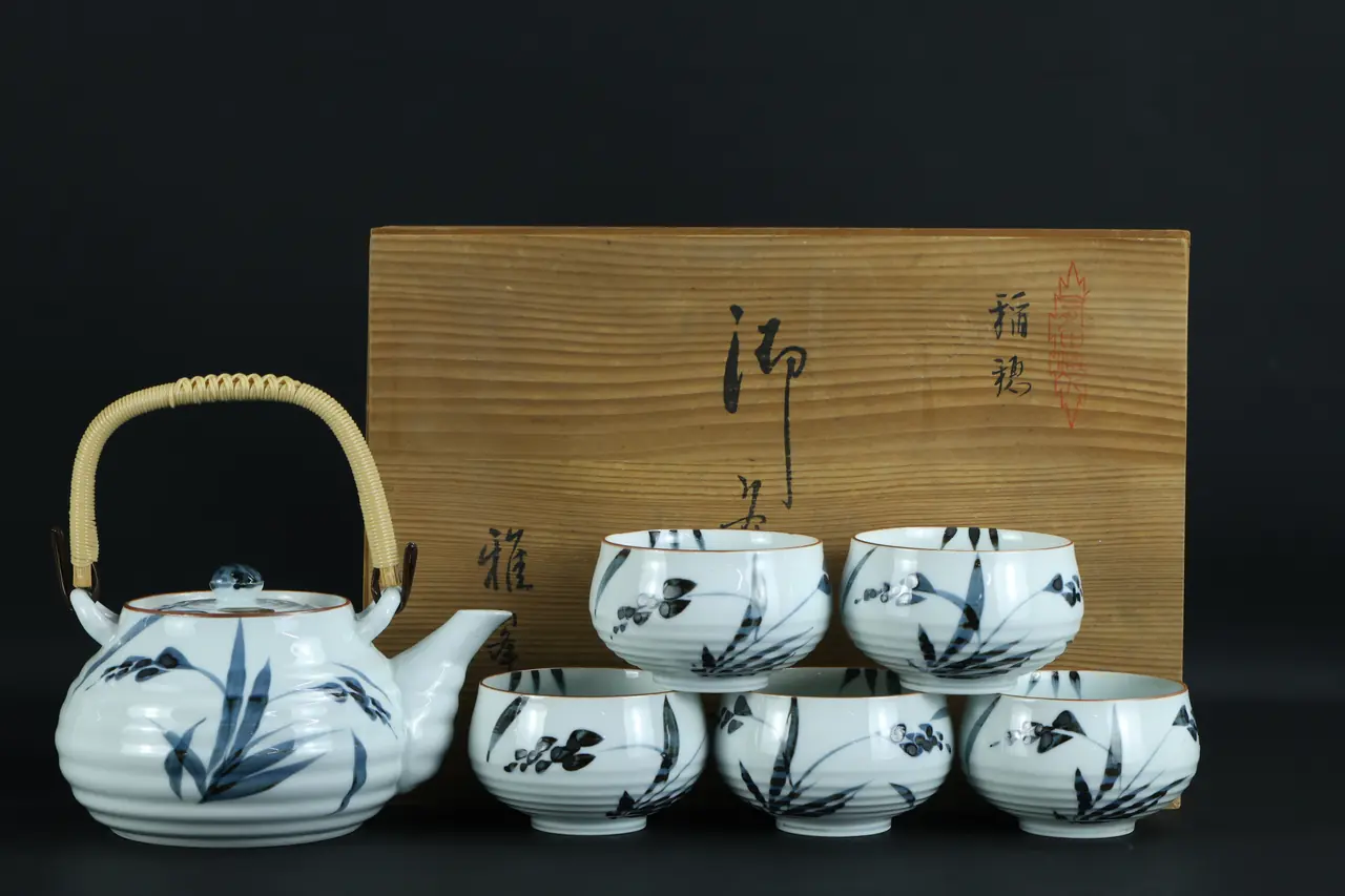 茶类：同一茶具组正面图