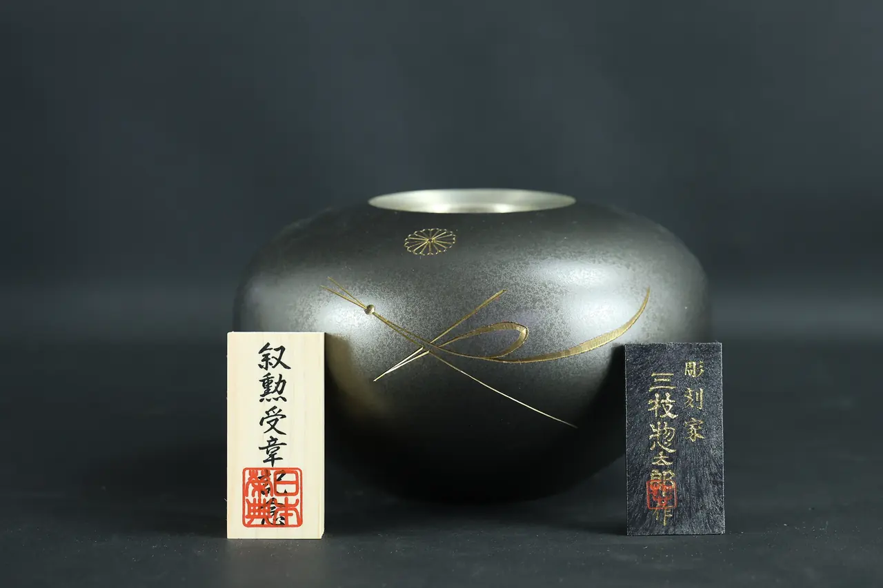 花器类：金属花瓶