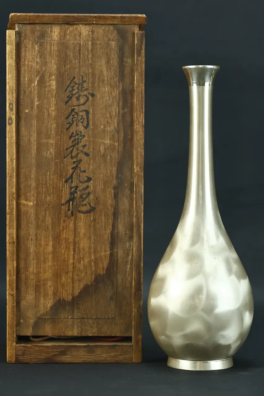 花器类：金属长颈花瓶