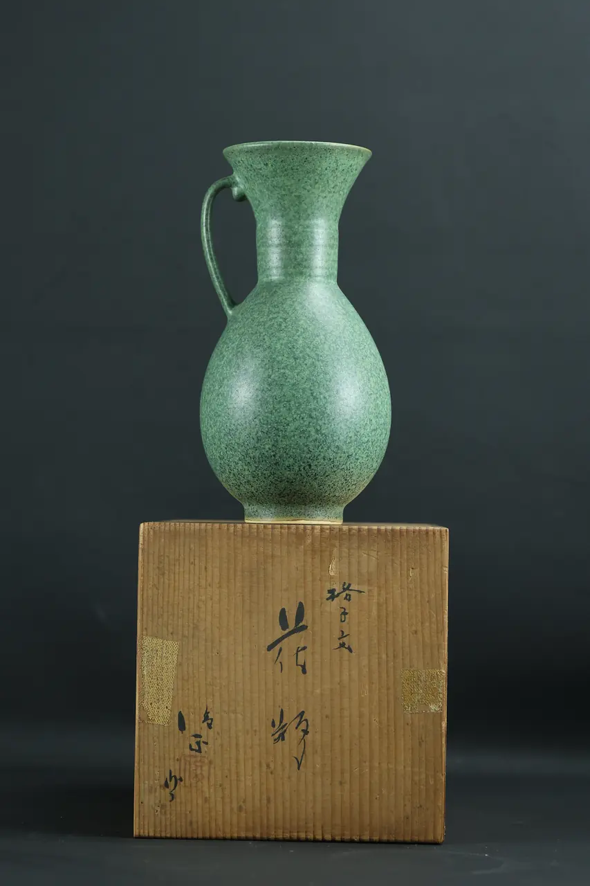 花器类：青釉带柄花瓶